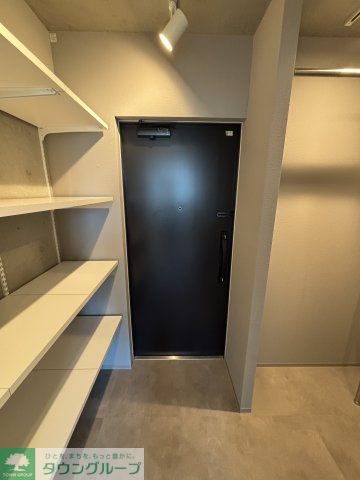 玄関　★奇数階・偶数階で木材や壁の色が異なります。