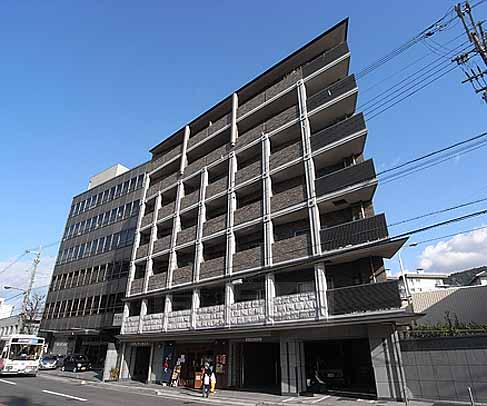 京都市東山区遊行前町のマンションの建物外観