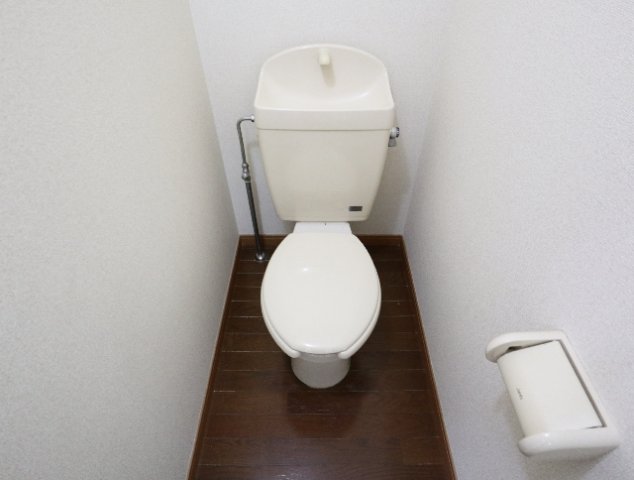 トイレ　落ち着いた色調のトイレです