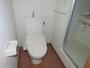 トイレ　トイレ内にお風呂の入口扉があります