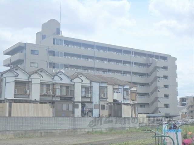 京都市右京区梅津上田町のマンションの建物外観