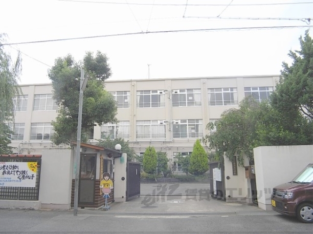 【京都市右京区梅津上田町のマンションの小学校】