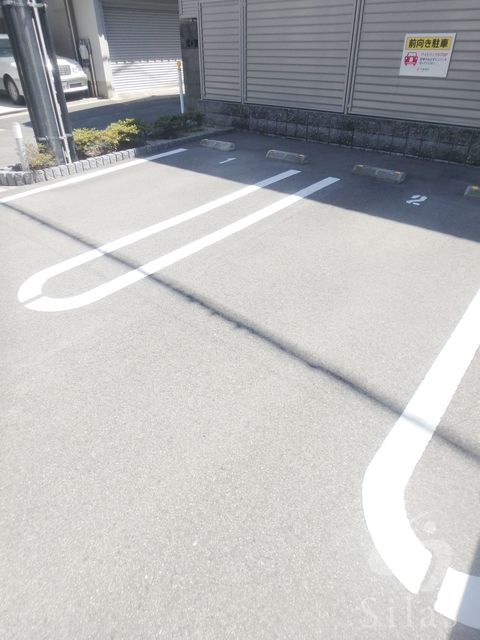 【シェモワ　八尾の駐車場】