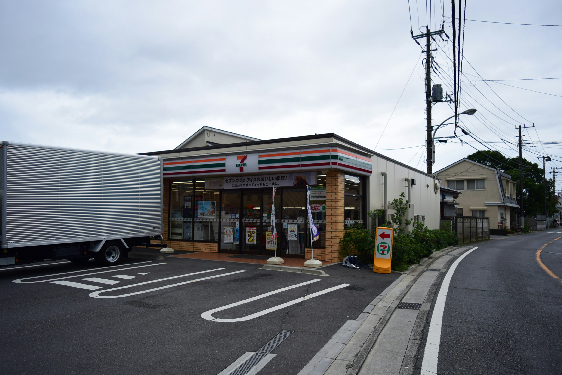 【平塚市纒のアパートのコンビニ】