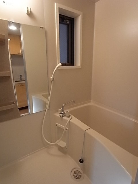 バス・シャワールーム　お風呂・トイレ別のセパレートはいいですね。