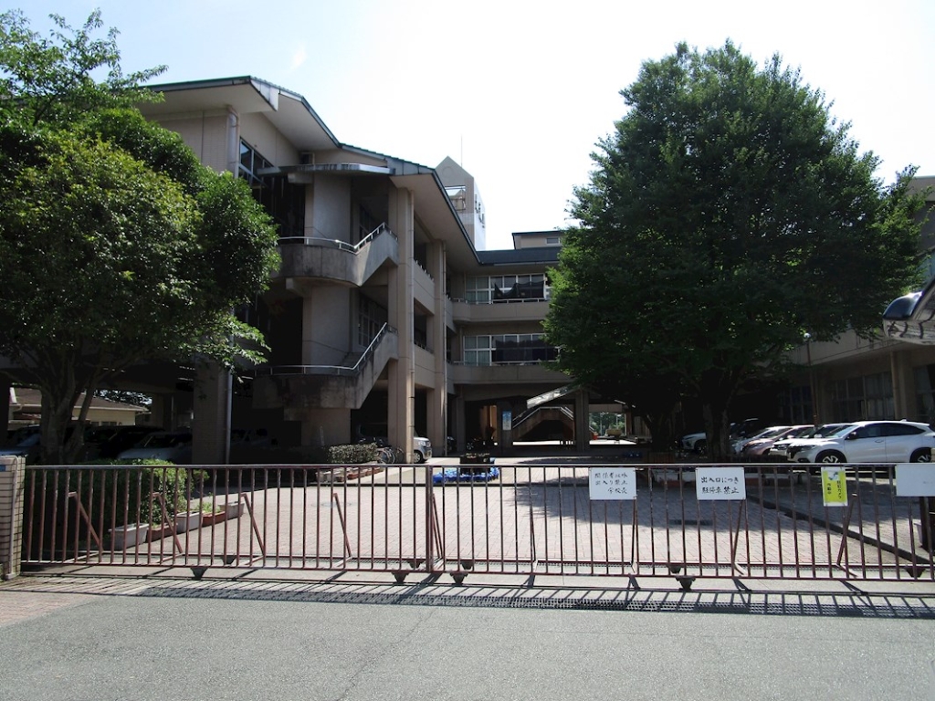 小学校　熊本市立長嶺小学校（小学校）まで921m