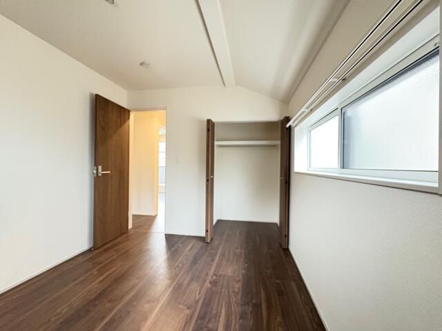 収納　ロングコート・ワンピースがかけられる縦長収納です！