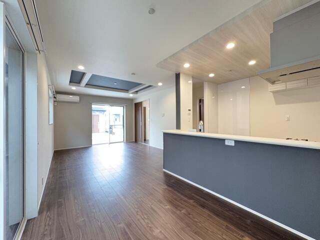 居室・リビング　自由に家具を配置できる広々としたリビングです♪