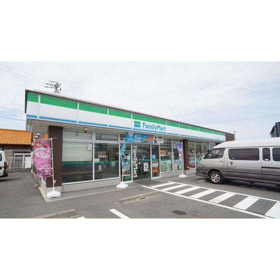 コンビニ　ファミリーマート鈴鹿三日市店（コンビニ）まで282m