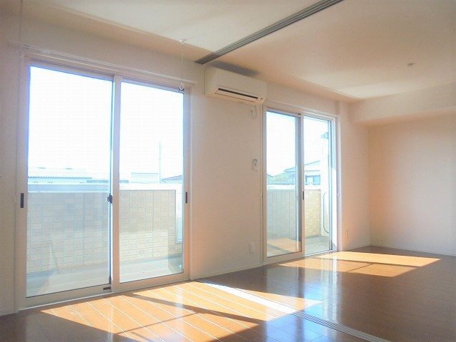 居室・リビング　写真は202号室です。（参考）