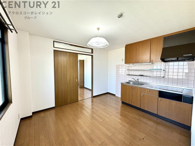 居室・リビング　収納豊富な壁付けキッチンでスペースを有効活用♪