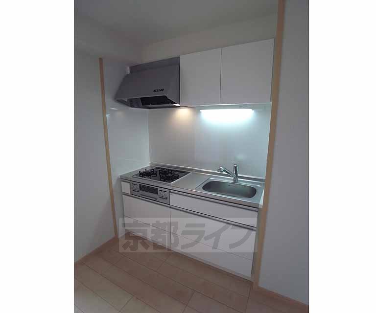 キッチン　三口ガスコンロ付き