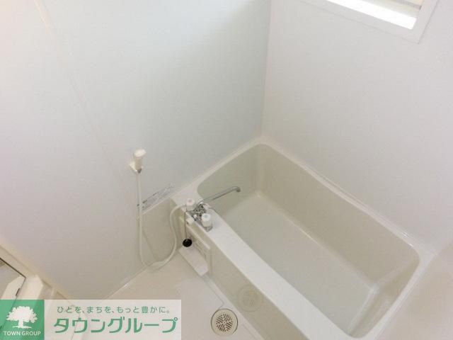 バス・シャワールーム　窓、シャワー付き浴室