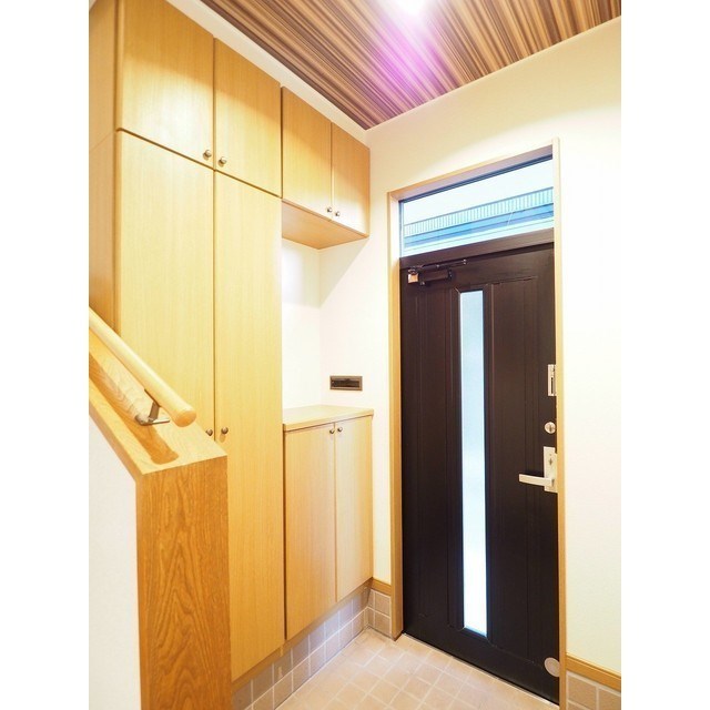 玄関　玄関収納も充実