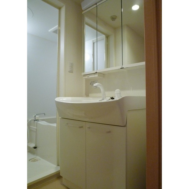 洗面設備　掲載写真は同物件、他の室内参考画像です