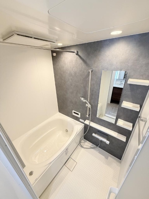 バス・シャワールーム　同物件別室のイメージ画像となります　反転した間取りとなります