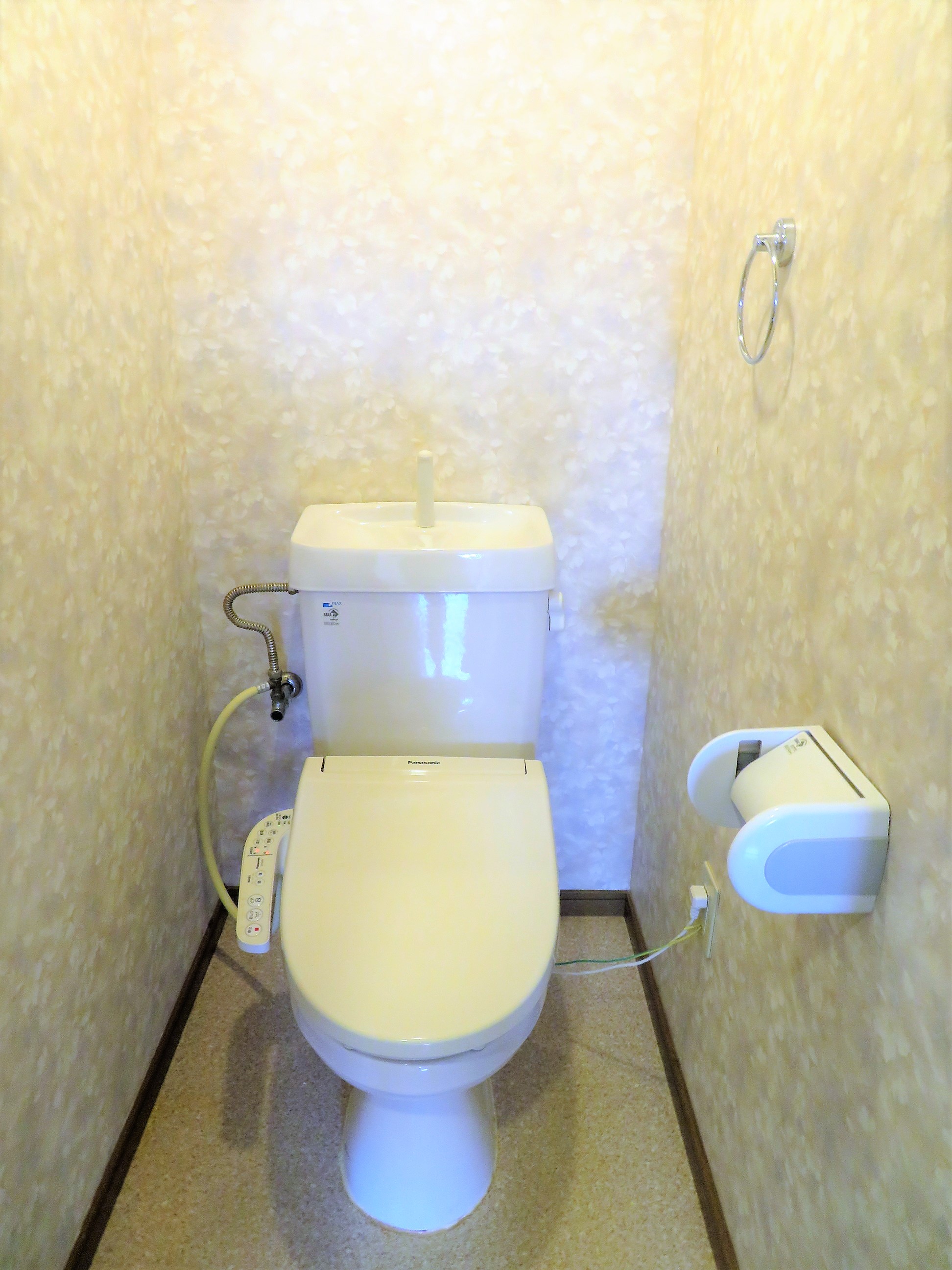 トイレ　ウォシュレットトイレ付き。