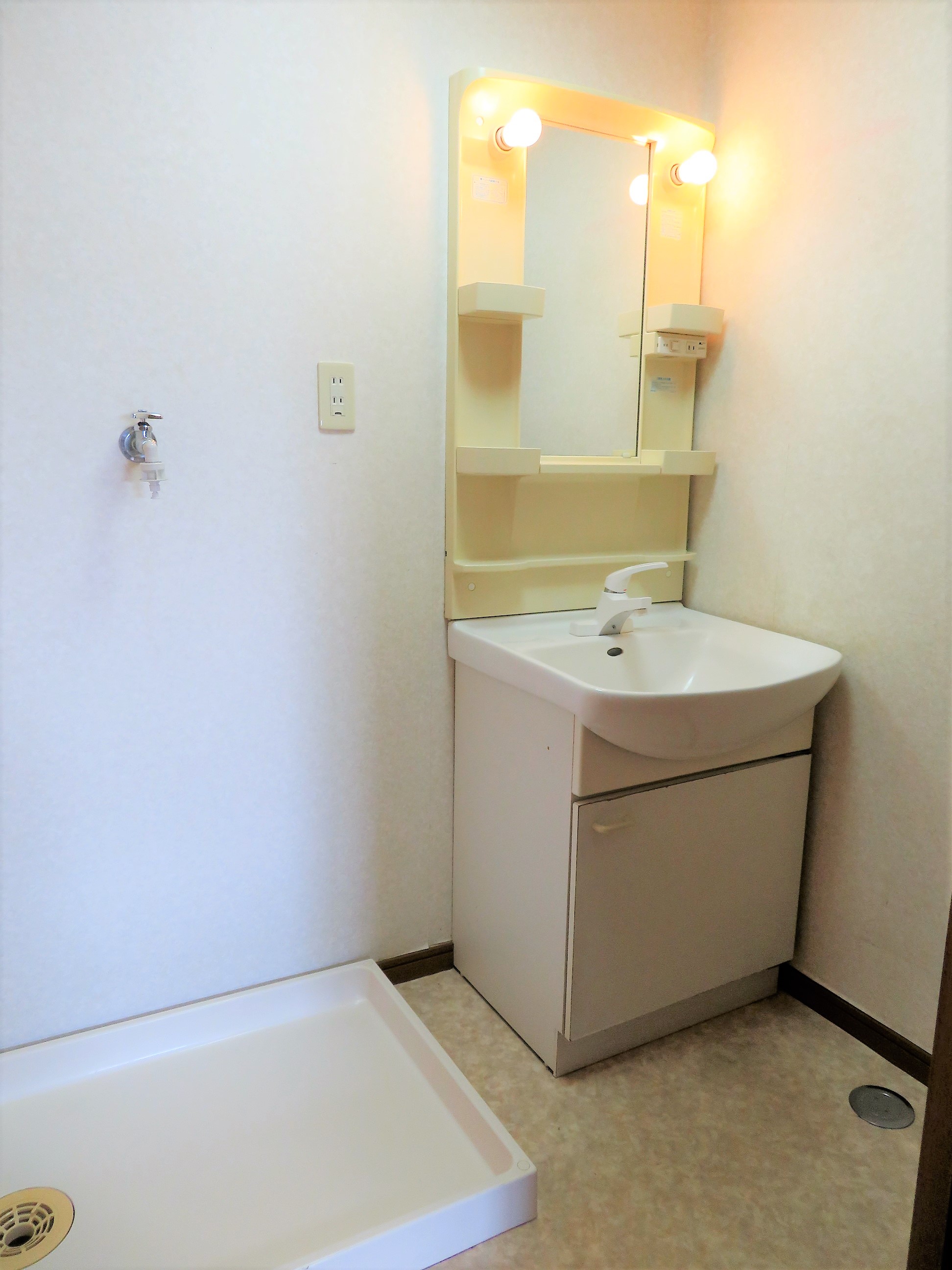 洗面設備　独立型洗面台。忙しい朝に便利です！