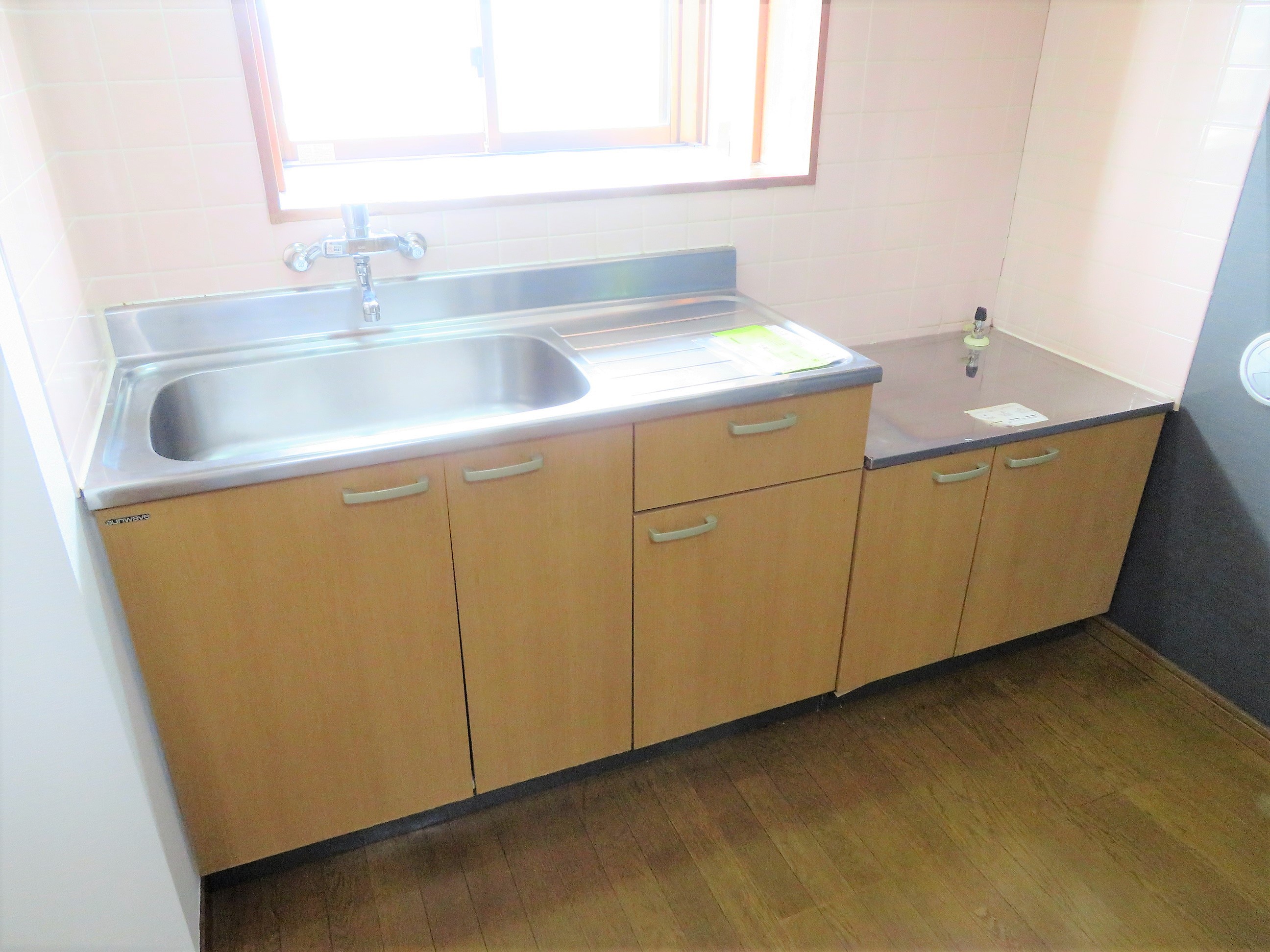 キッチン　独立型のキッチンです。窓もあり換気も出来ますね。