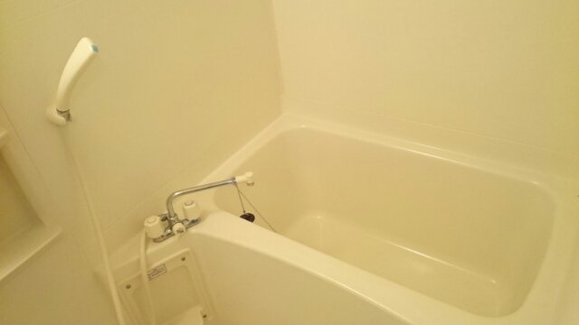 バス・シャワールーム　コンパクトで使いやすいお風呂です