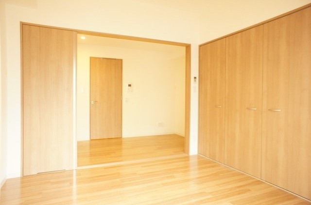 居室・リビング　清潔感溢れるフローリング