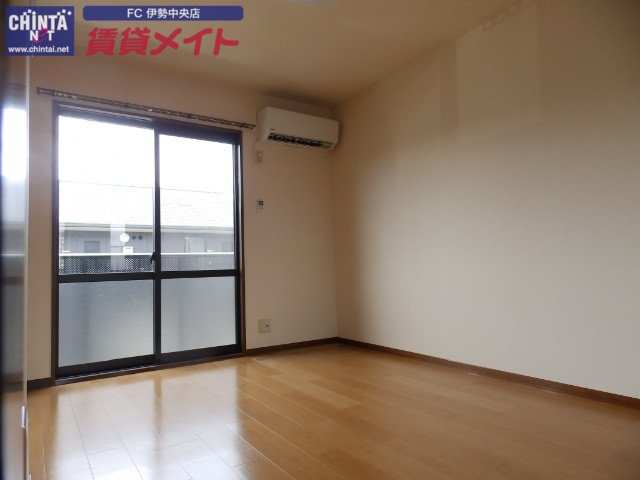 居室・リビング　同物件別室写真