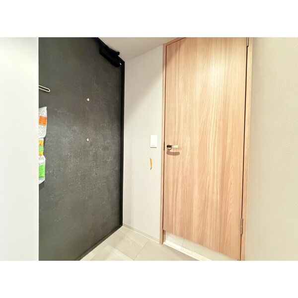 玄関　※写真は同じマンションの違う部屋のものになります。