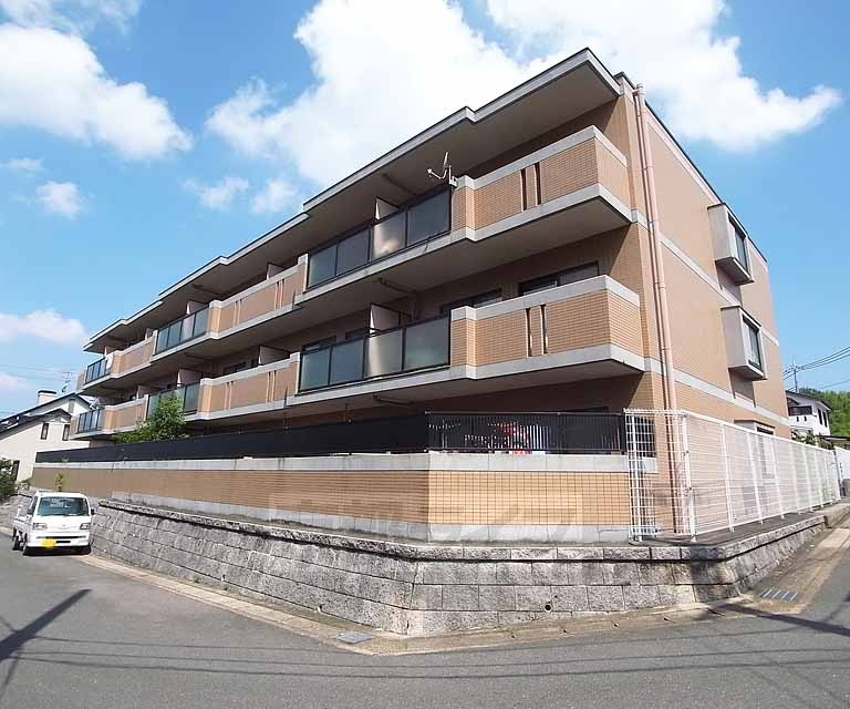 建物外観　山手の大型マンションです。