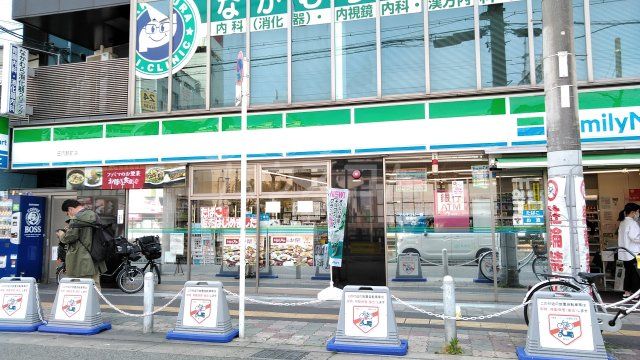 コンビニ　ファミリーマート庄内駅前店（コンビニ）まで142m