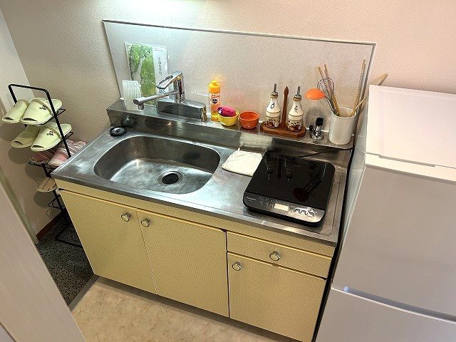 キッチン　別部屋モデルルーム。IHクッキングヒータ