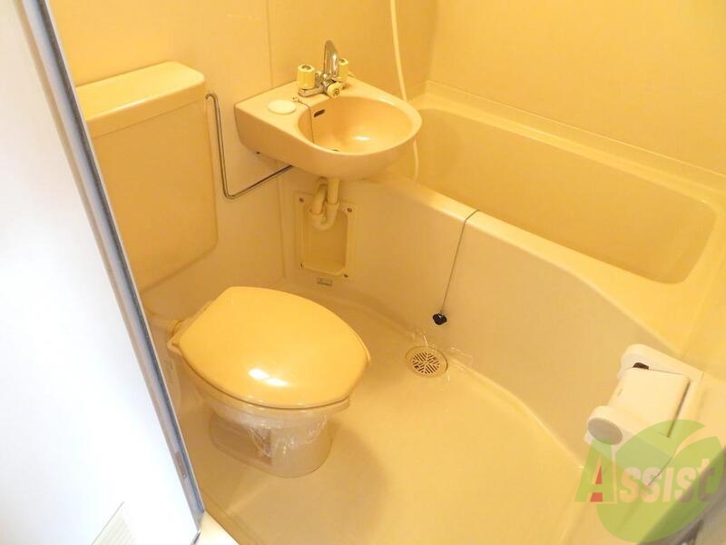 トイレ　おトイレです。丁度いいスペースで落ち着いておトイレできますね
