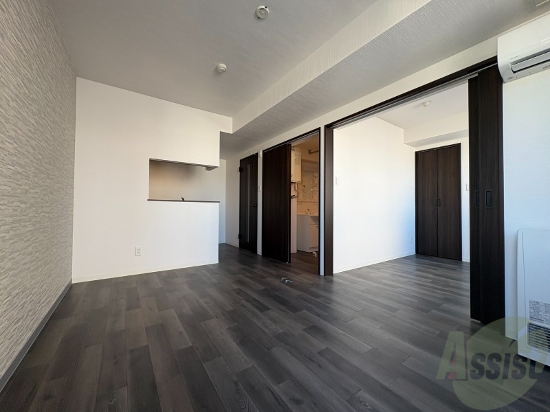 居室・リビング　こちらのお部屋は光が差し込む、温かみのあるお部屋です。