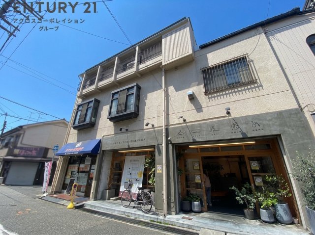 建物外観　駐輪場、専用ごみ置き場あります♪