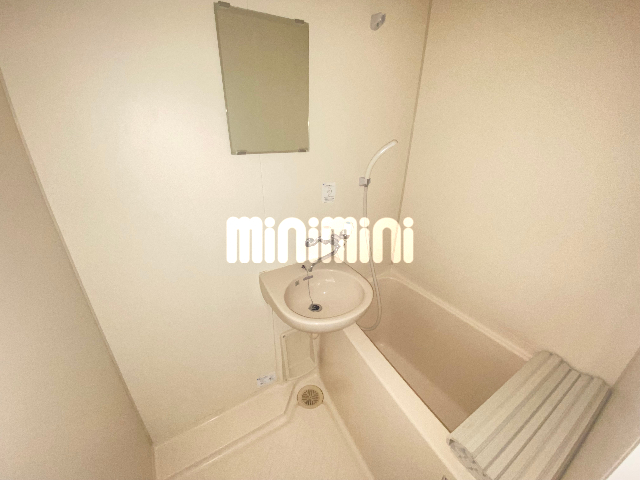 バス・シャワールーム　簡易洗面器付きのトイレです。