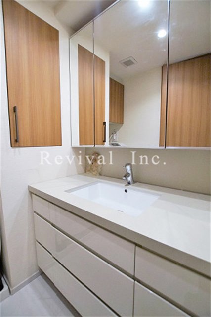 洗面設備　毎日の身だしなみチェックに必須ですね