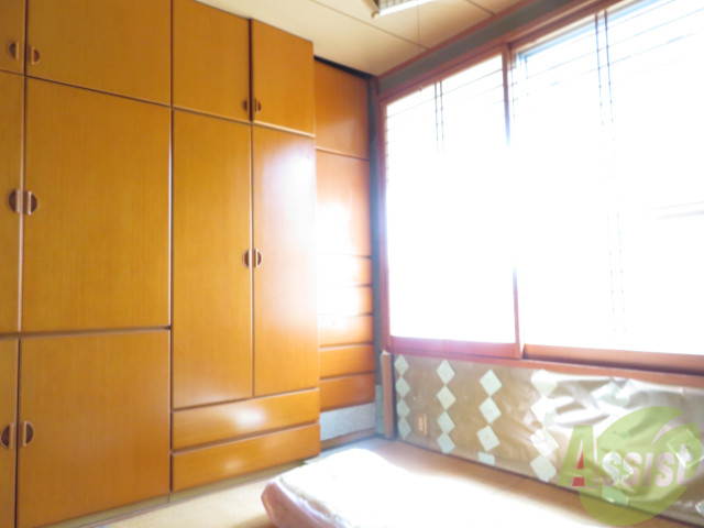 居室・リビング　こちらは洋室です。広々として、きれいですね。