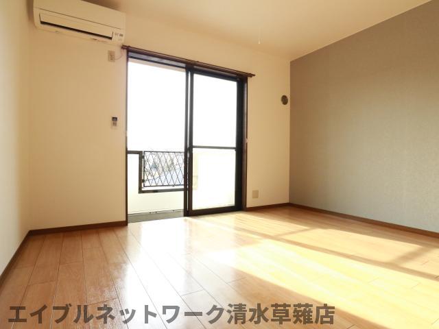 居室・リビング　こちらの居間で趣味の時間をお楽しみください