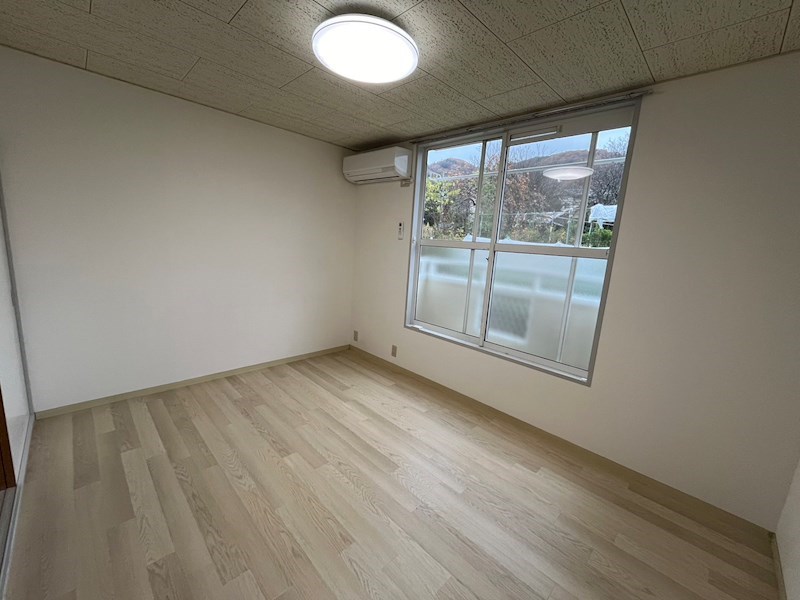 居室・リビング　白っぽい雰囲気の室内です