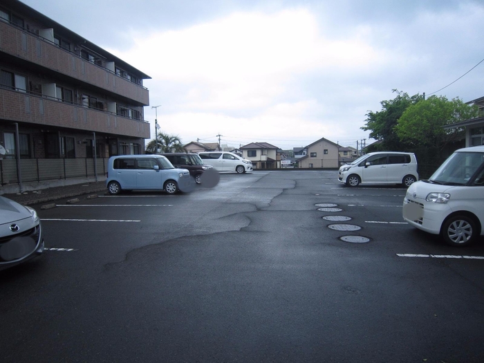 【姶良市東餅田のアパートの駐車場】