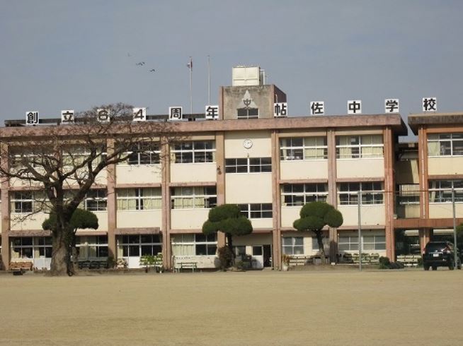 【姶良市東餅田のアパートの中学校】