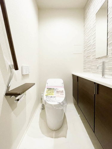 トイレ　温水洗浄便座付きトイレ♪手洗い及びミラー付き