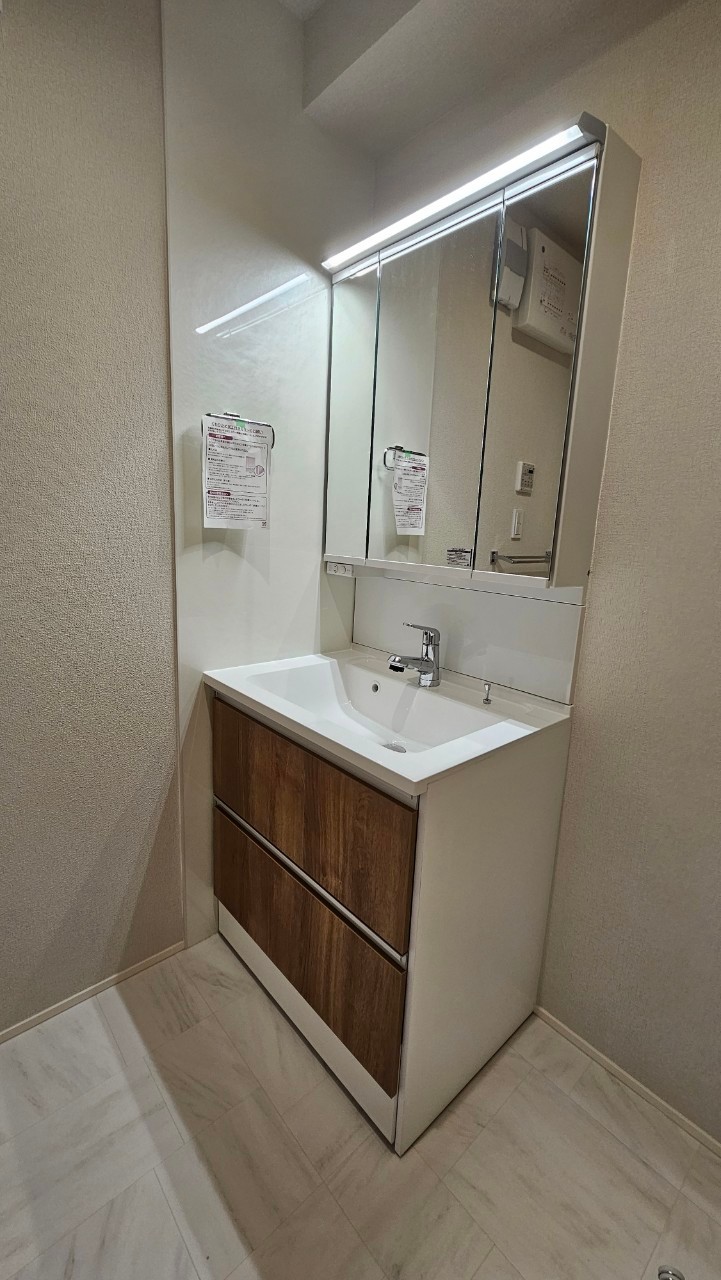 洗面設備　三面鏡付き洗髪洗面化粧台