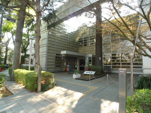 図書館　杉並区立中央図書館（図書館）まで438m