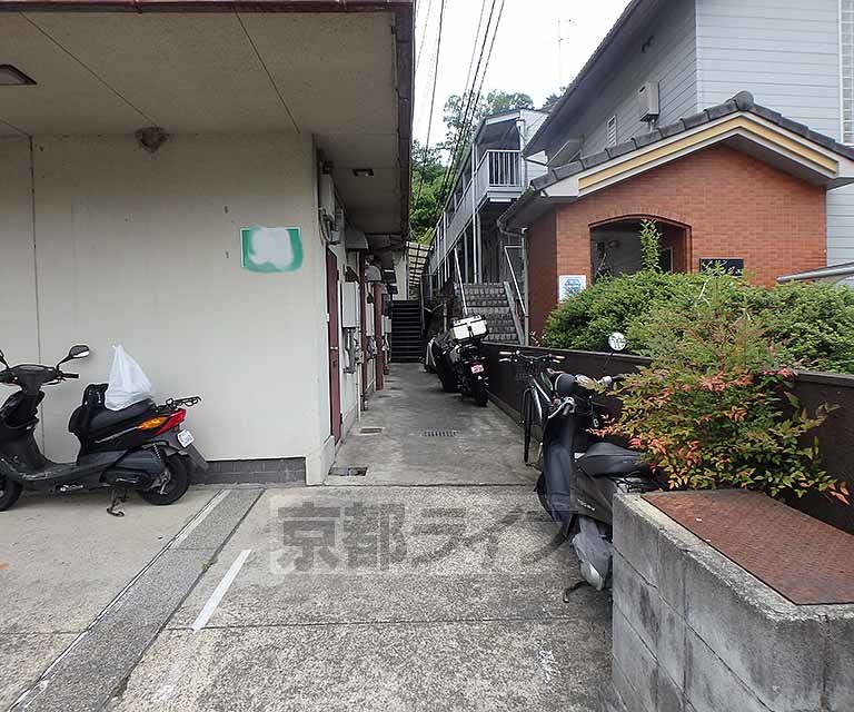 【京都市左京区静市市原町のマンションのエントランス】