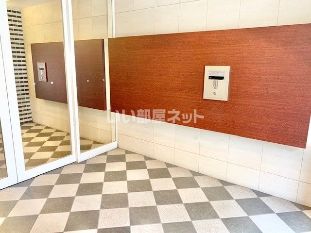 【エスティ・ロアール神戸駅前の玄関】