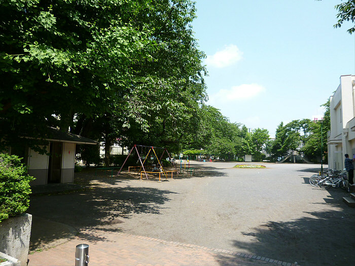 【府中市本宿町のアパートの公園】