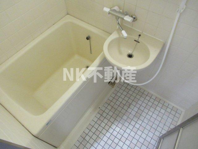 バス・シャワールーム　コンパクトで使いやすいお風呂です