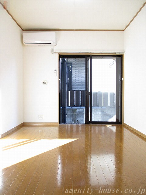 居室・リビング　●明るく快適な洋室はフローリング仕様♪