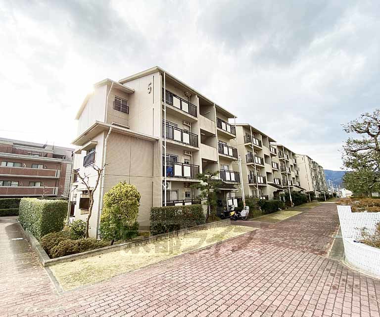 【京都市西京区大枝北福西町１丁目のマンションの建物外観】