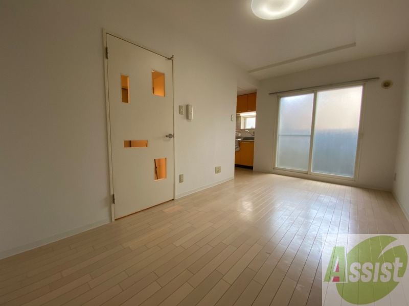 居室・リビング　リビングです。木目のフローリングが落ち着きますね。